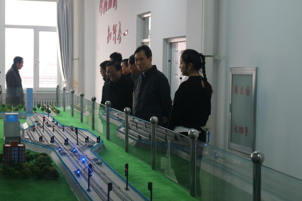 各位领导参观我系实训室