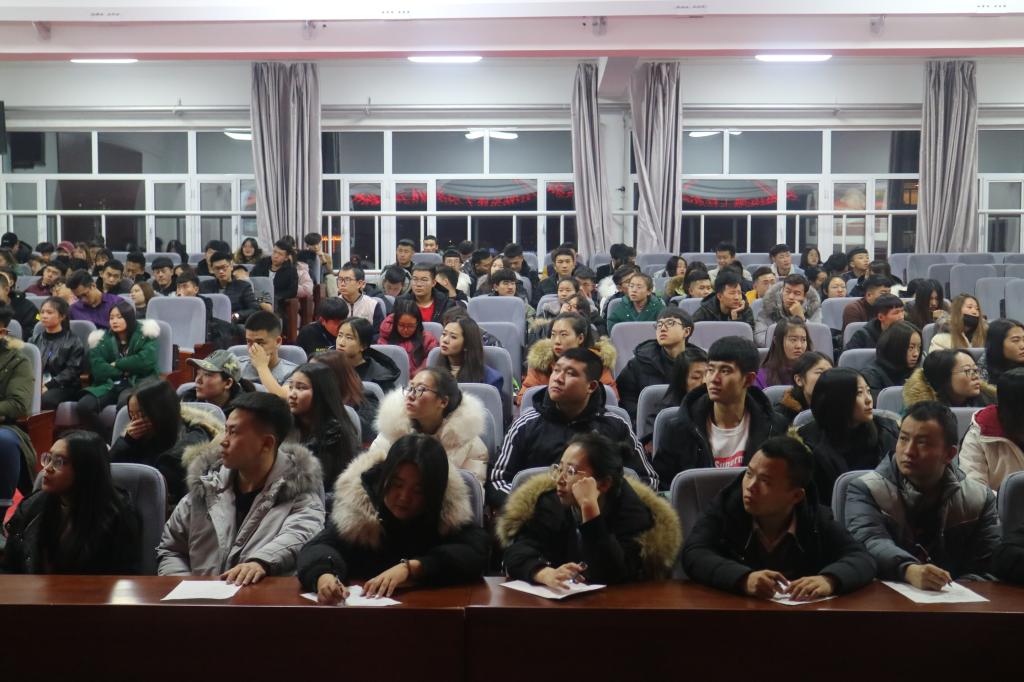 参与党课培训的同学在认真学习