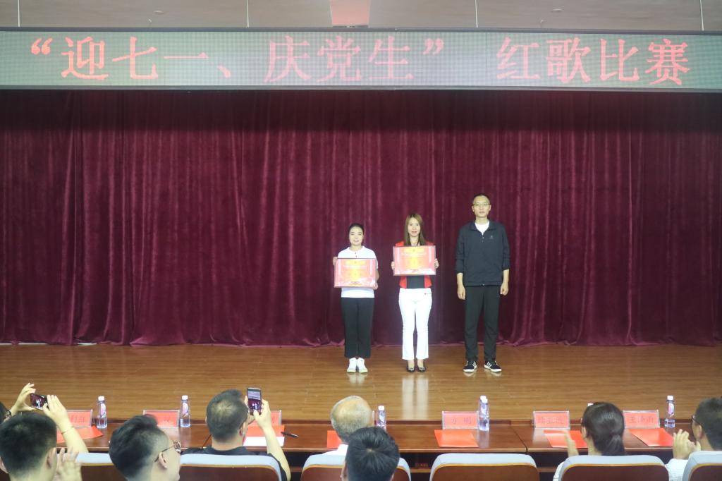 方明书记为荣获二等奖的参赛队伍颁奖