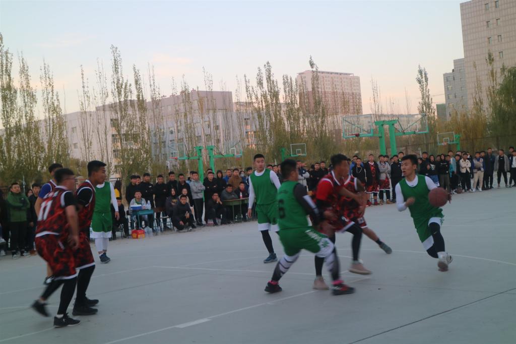 我系与道桥系比赛进行中