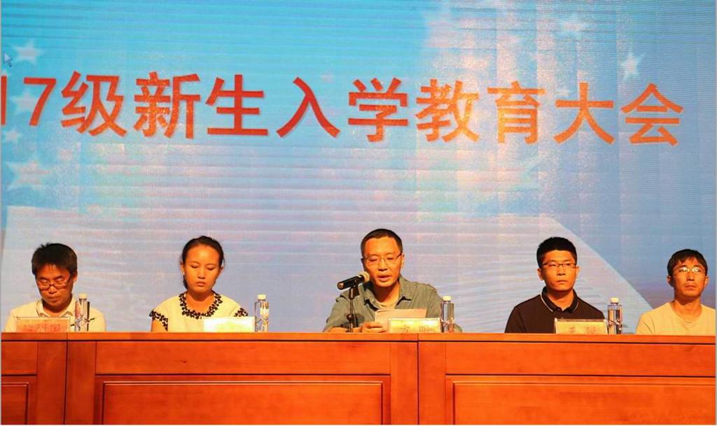 我系方明主任对我系情况进行介绍