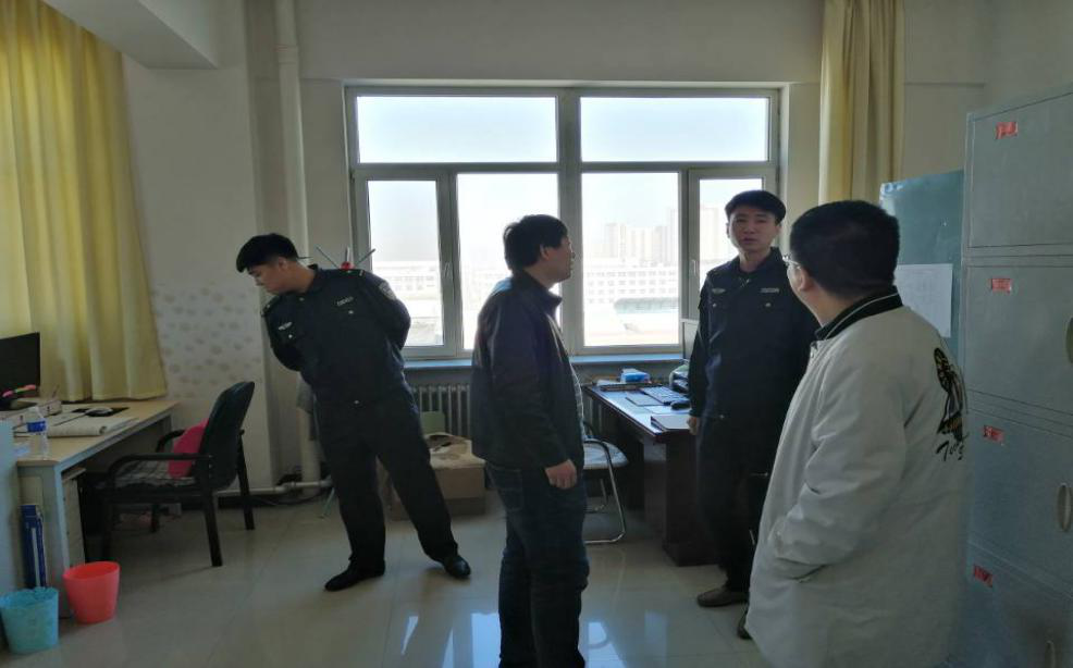 对教师办公室进行安全检查