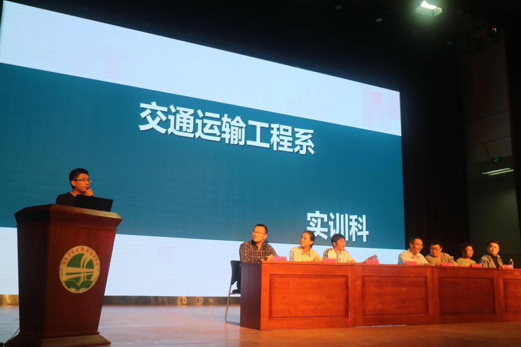 实训科科长王锐对学生实习、实训工作进行介绍