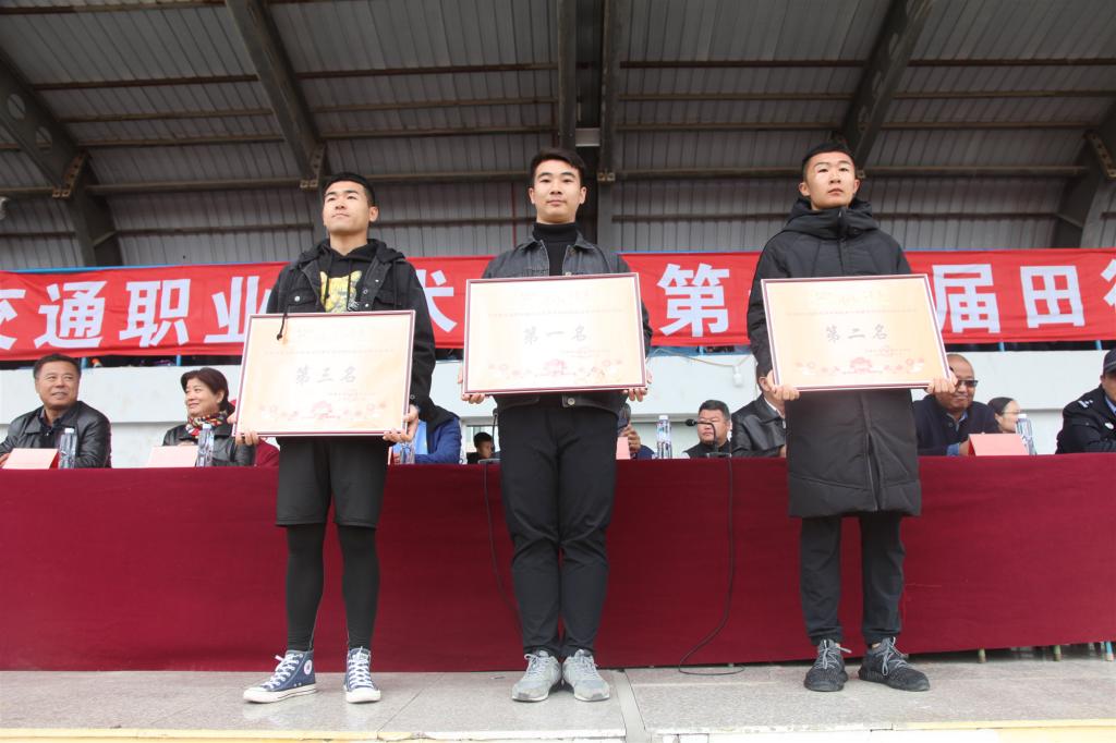 我系学生代表上台领奖