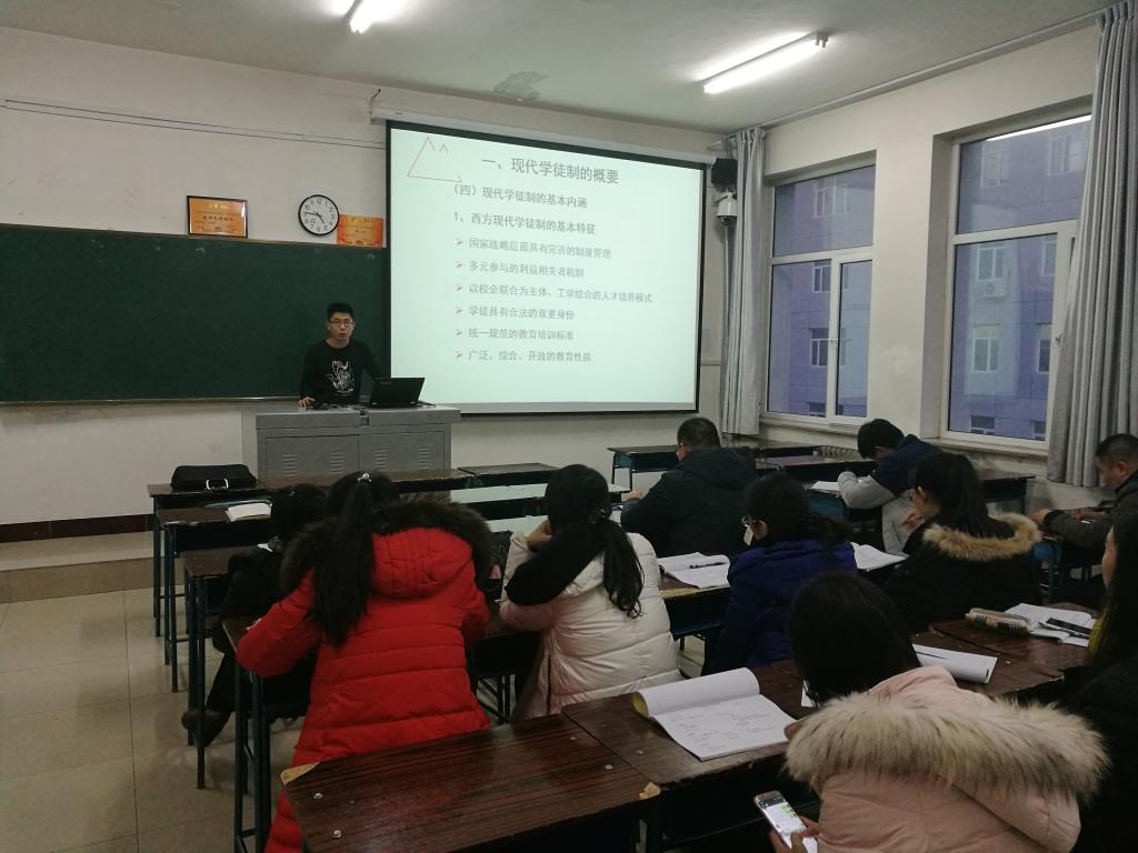 王锐老师讲解活动现场