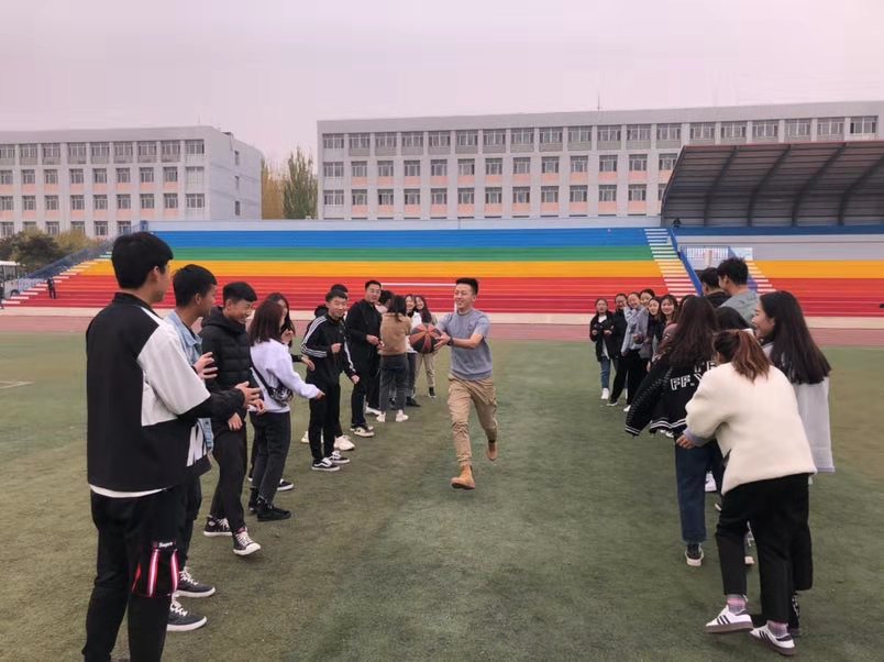 同学们正在进行传球接力跑