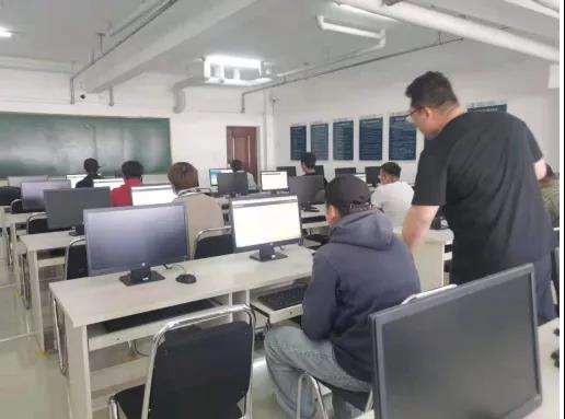 学员正参加理论考核