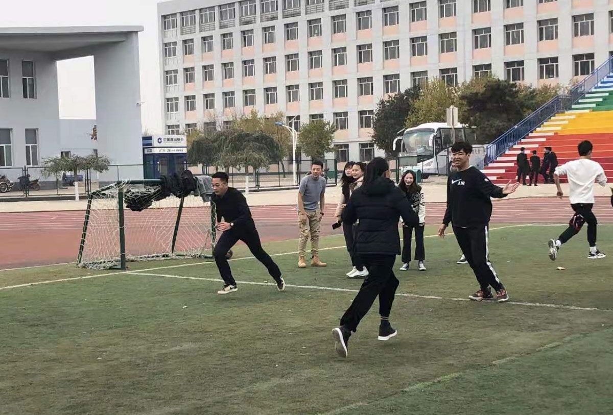 同学们正在进行折返跑项目