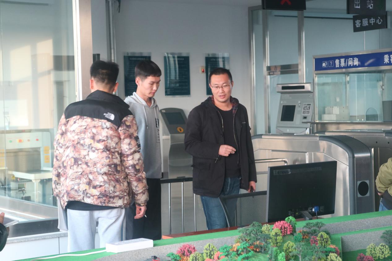 我系对主楼实训中心进行安全排查