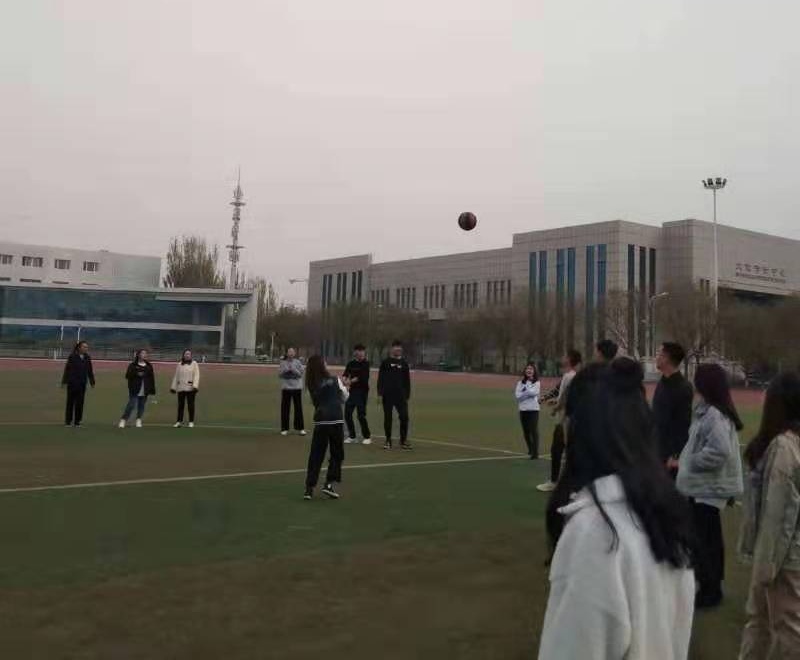 同学们正在进行斗牛项目