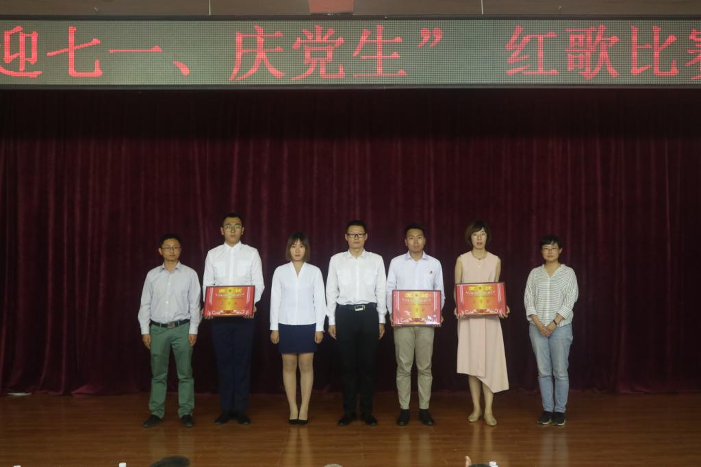 续亚薇同志为荣获三等奖的参赛队伍颁奖