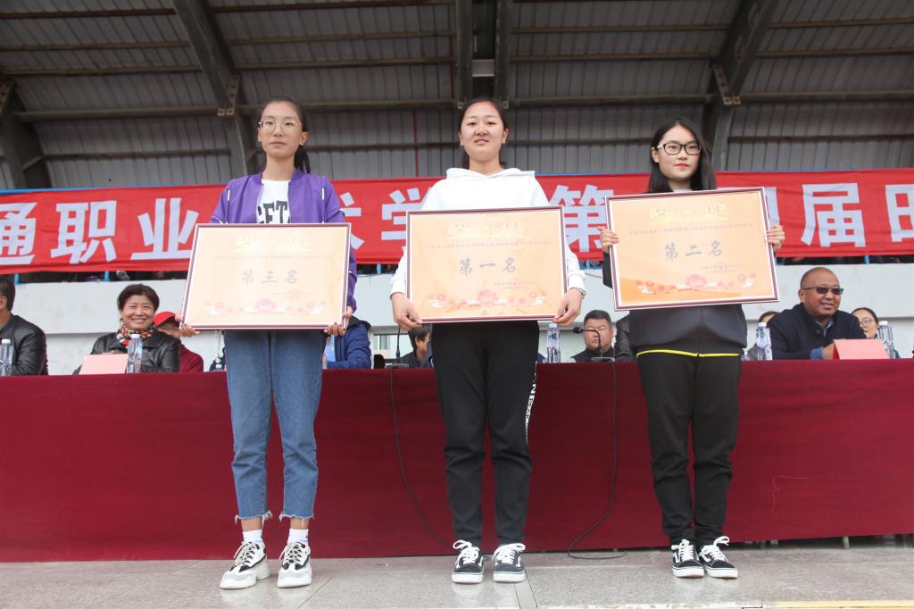 我系学生代表上台领奖