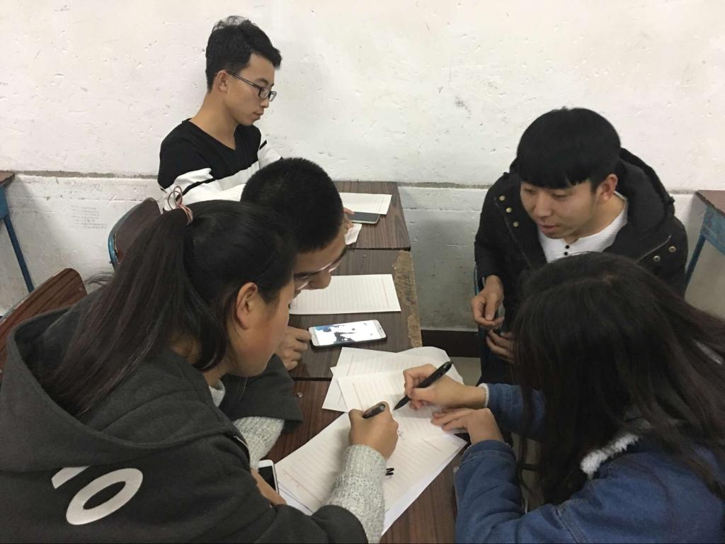 参加培训的学院进行培训
