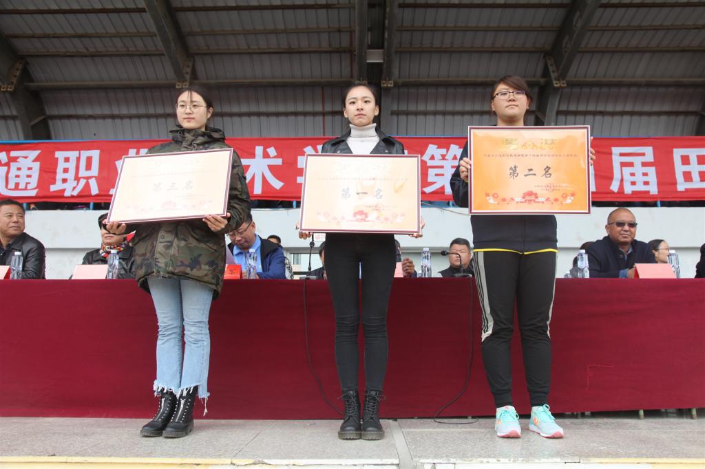 我系学生代表上台领奖