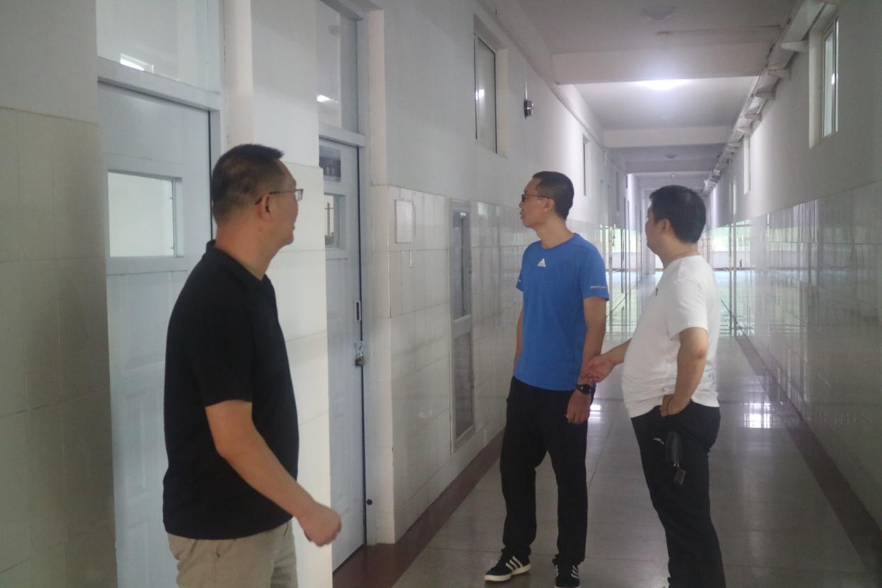 我系对教学楼进行安全排查