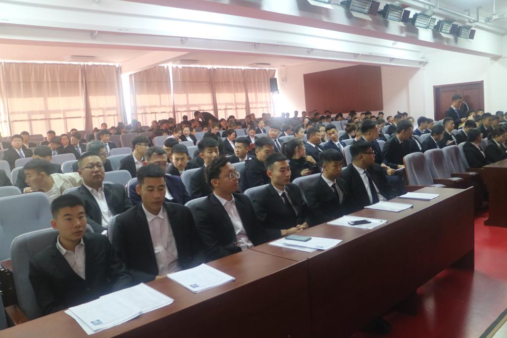 学生正在准备参加面试