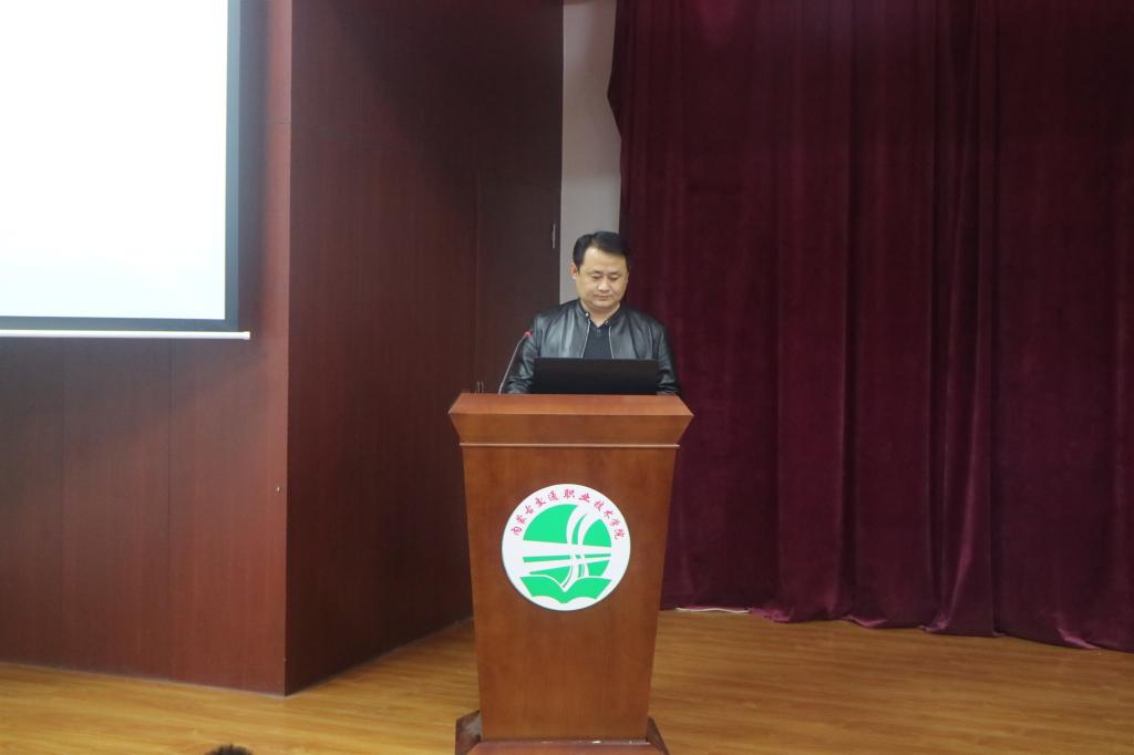 许彬彬对“综合治理活动月”系列活动方案进行解读