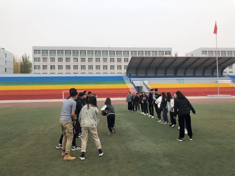 同学们正在操场进行趣味运动项目