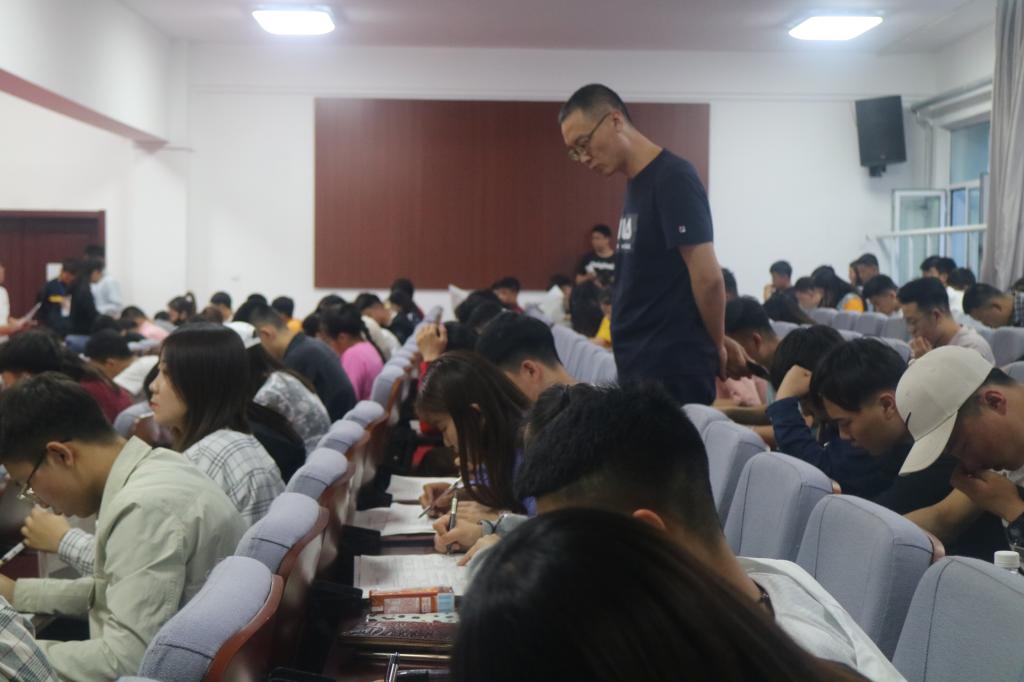 学生在仔细认真的答题