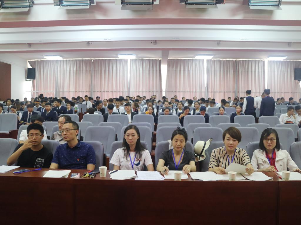 评委老师认真观看每一组选手的表演