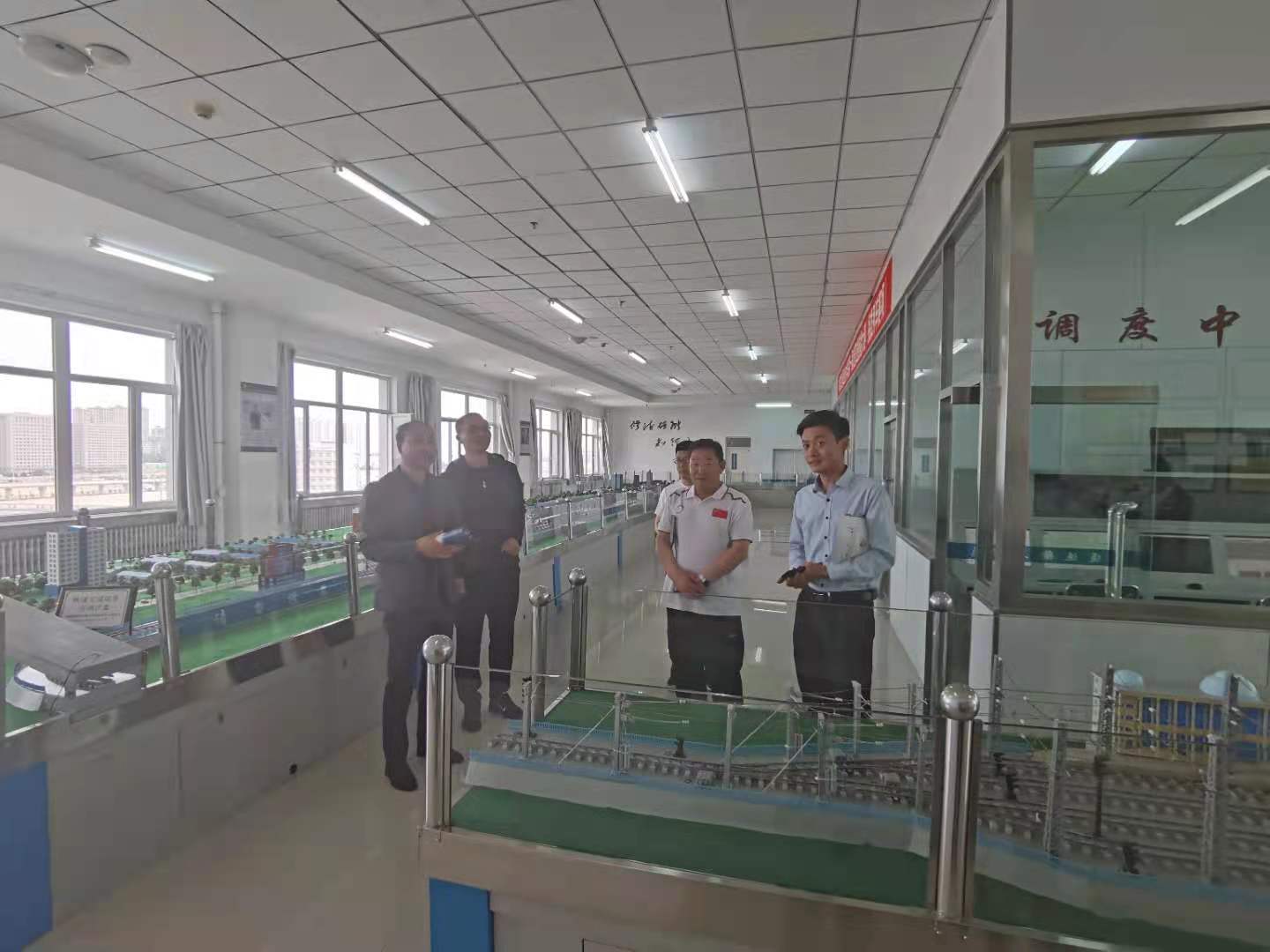 方明主任为各位校长讲解轨道交通实训中心发展情况
