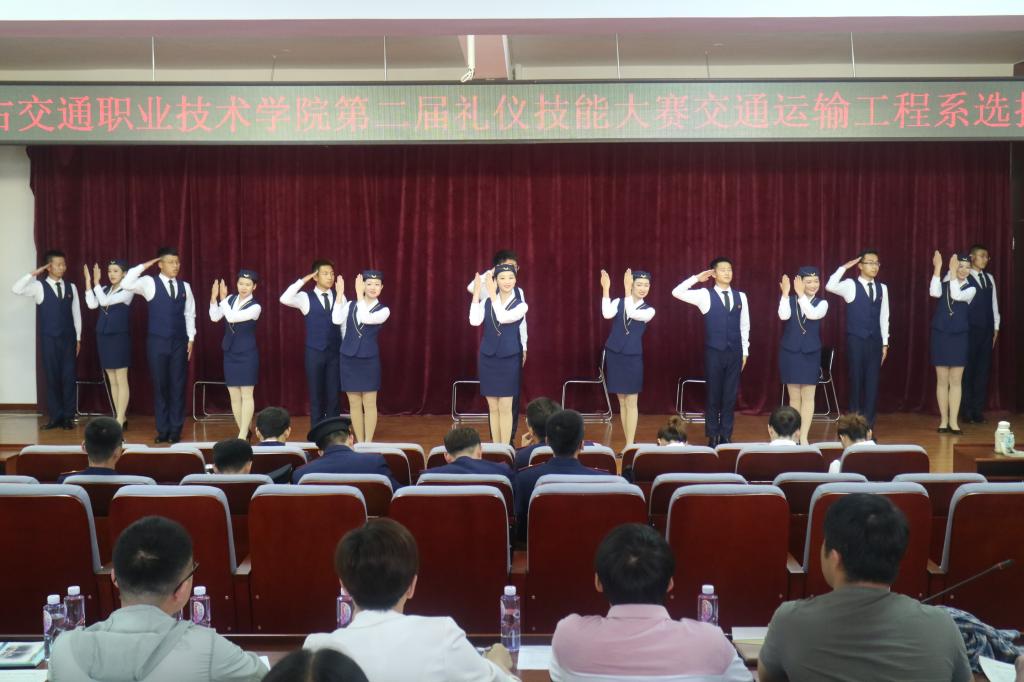参加比赛的队伍的表演