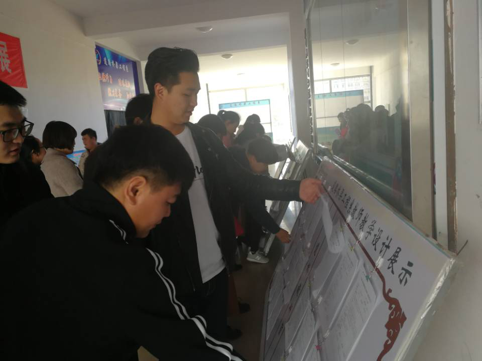我系教师参观道桥系教学设计并进行投票
