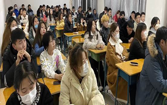 会议室里的人们描述已自动生成