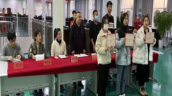 一群人站在台上中度可信度描述已自动生成