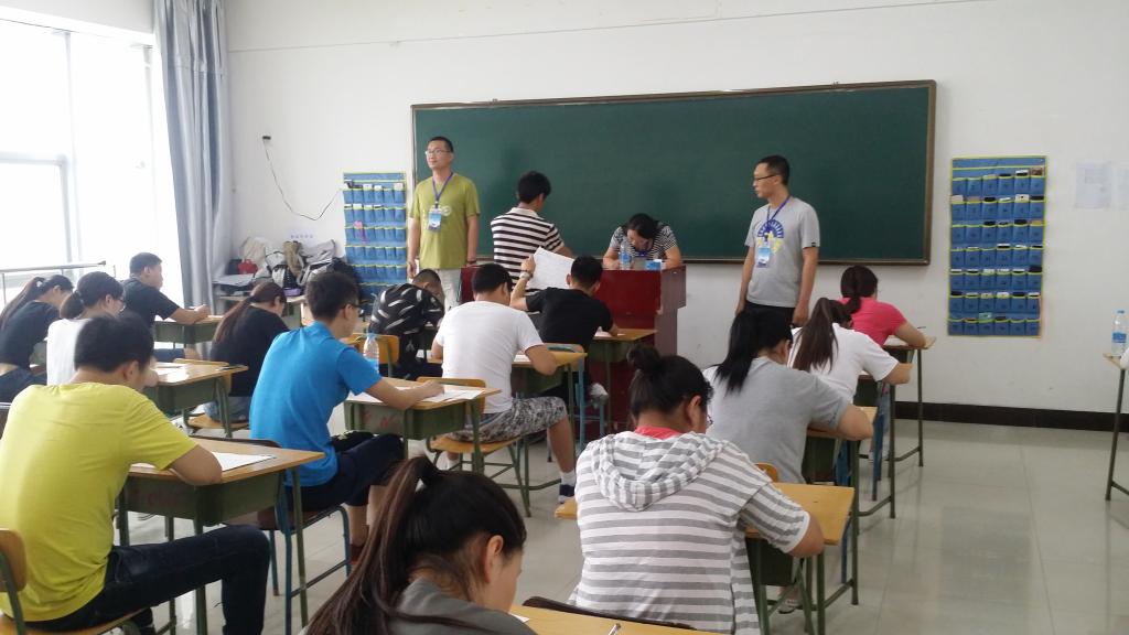 系部巡考、主任助理王士刚严格维持考场秩序