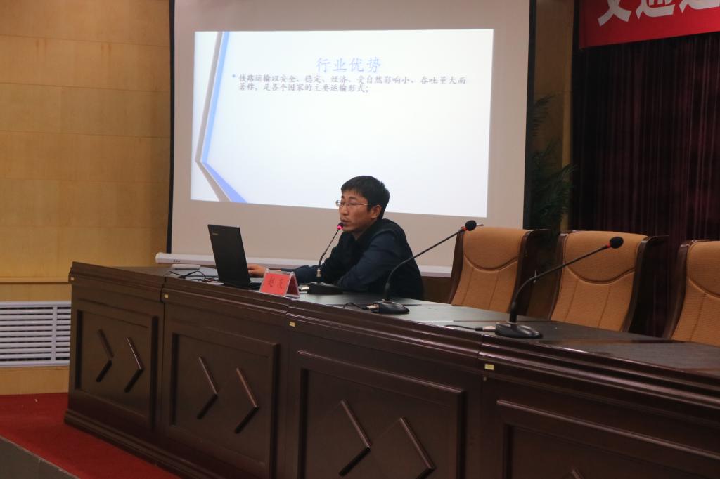 我系教师进行专业介绍