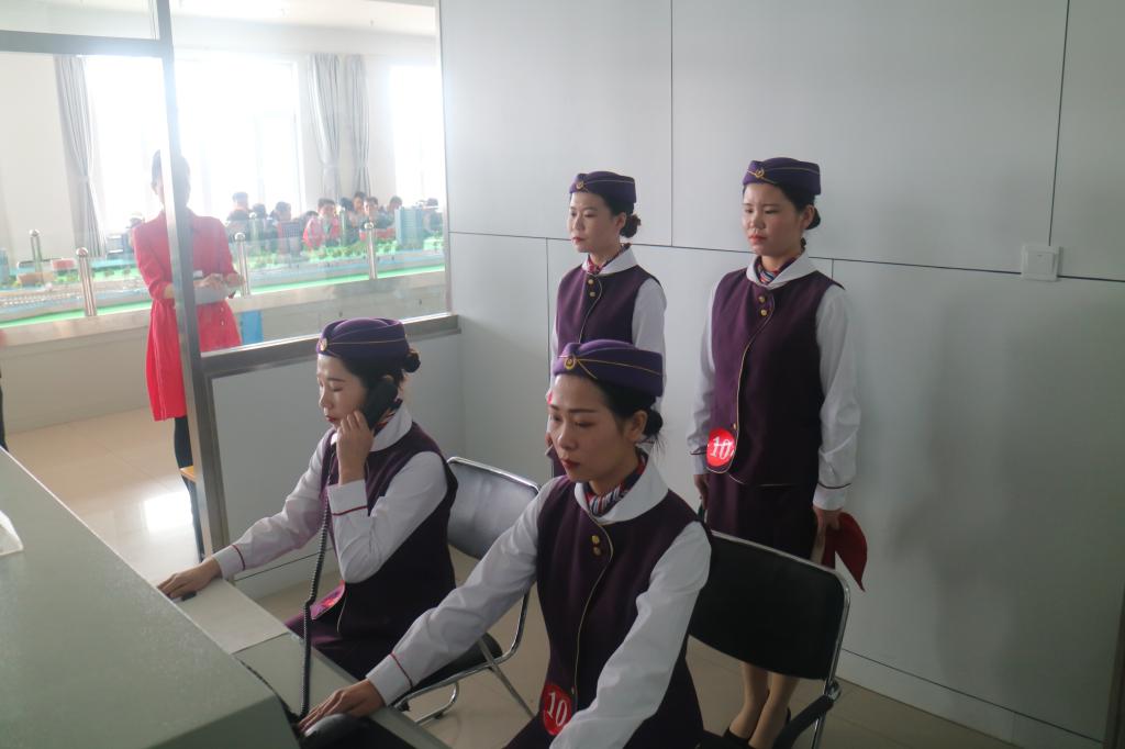 参赛学生在参加比赛